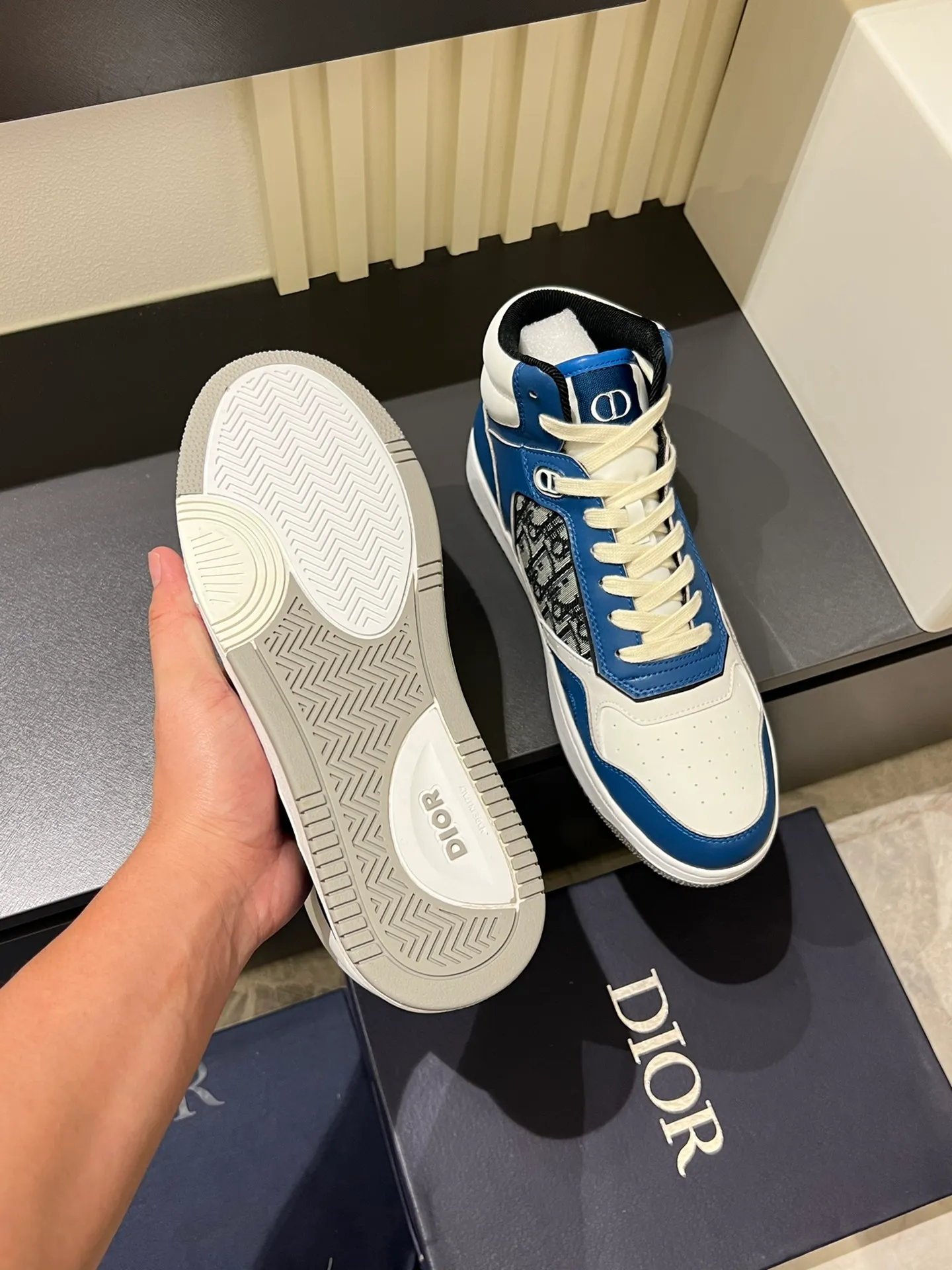 Men's shoes 💰p460 "Dio*" mid-top B27 casual sneakers. This B27 high-top sneaker is a new product in the series and continues Di*r's classic style. Crafted from gray and white smooth calf leather with beige and black Oblique print panels on the sides. The "CD Icon" shaped shoelace eyelets are clever and delicate, and the two-color rubber sole, rear collar and heel are all equipped with the brand's iconic details to enhance the style. Oblique printed straps at the ankle allow for an adjustable fit to complement the overall design. Fashionable and versatile, it can complement any look. Create an exquisite design with unique dynamic vitality and modern atmosphere, presented in low-top and high-top styles. This new must-have shoe adds a new dimension to Dior's archive heritage, embodying modern elegance. Purchase the original version and make it 1:1. If you need top quality, please come to me! Male 38-44!